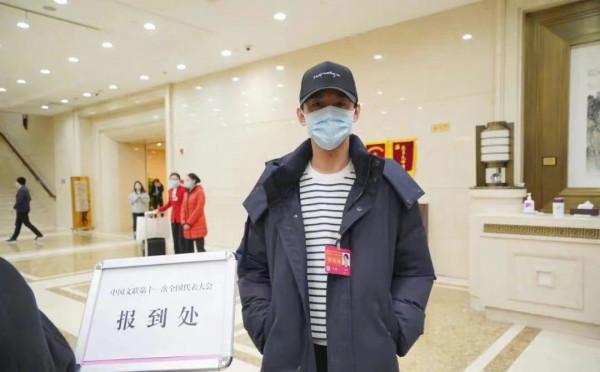 一流明星陣容參加大會全變“央視臉”！靳東穿棉服太胖，臉崩了