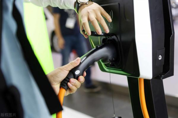 鋰電池車會不會是當年的小靈通？寧德時代會不會是下一個UT斯達康