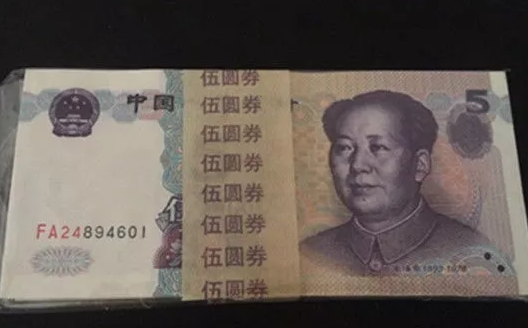 這三摞五元紙幣別再花掉，一摞價值5000元，真稀奇