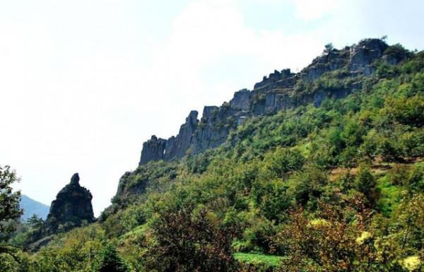 江蘇深山突冒黑煙，附近躺著4具屍首，專家趕到：下面埋著大人物