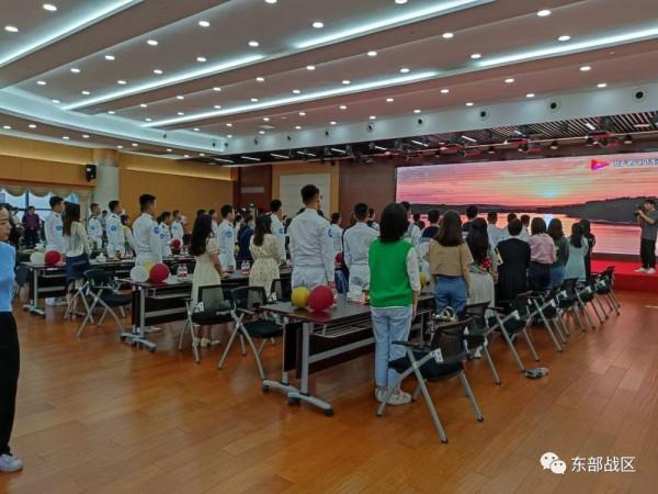 3個小時,12個海軍帥哥與小姐姐牽手成功 3個小時,12個海軍帥哥與小姐姐牽手成功