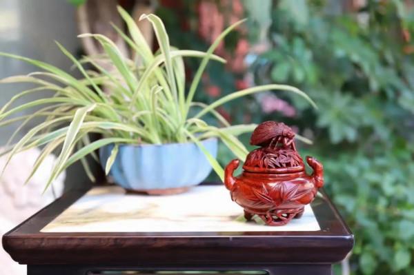 紫檀雕竹為香爐，上有鳴蟬輕臥！這手工藝品，好漂亮