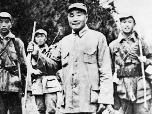 1958年一位司令員闖入中南海遭阻攔，毛主席不怒反笑：你個土佬呦