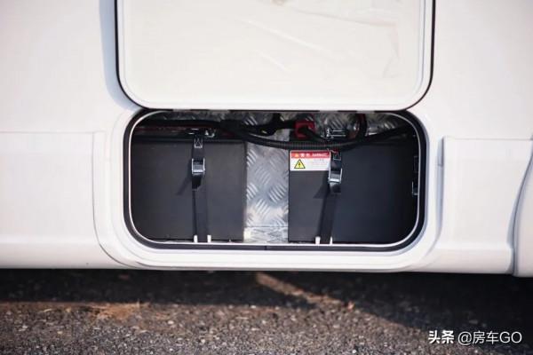 適合4-6人旅行的高配房車,標配820Ah電池+柴暖,可以四季出行 適合4-6人旅行的高配房車,標配820Ah電池+柴暖,可以四季出行