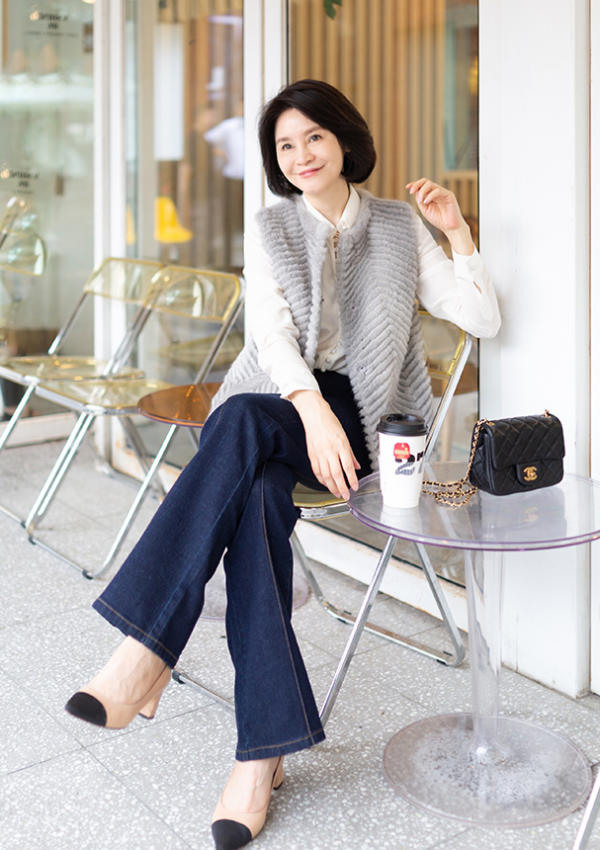 50歲以後穿的是品味，中年女人買衣服要“少而精”，這3件必備