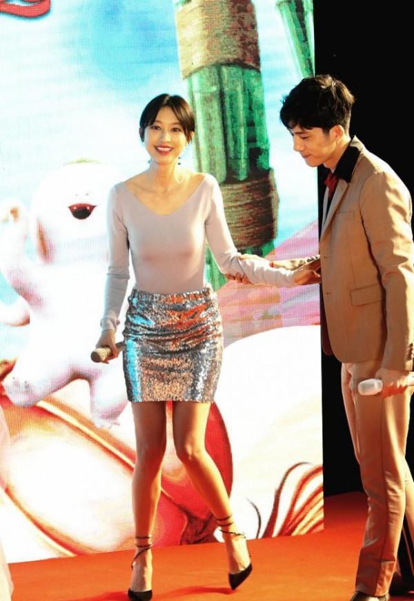 張儷贏在了身高上,穿亮片短裙秀出“筷子腿”,柳巖都沒佔到便宜 張儷贏在了身高上,穿亮片短裙秀出“筷子腿”,柳巖都沒佔到便宜