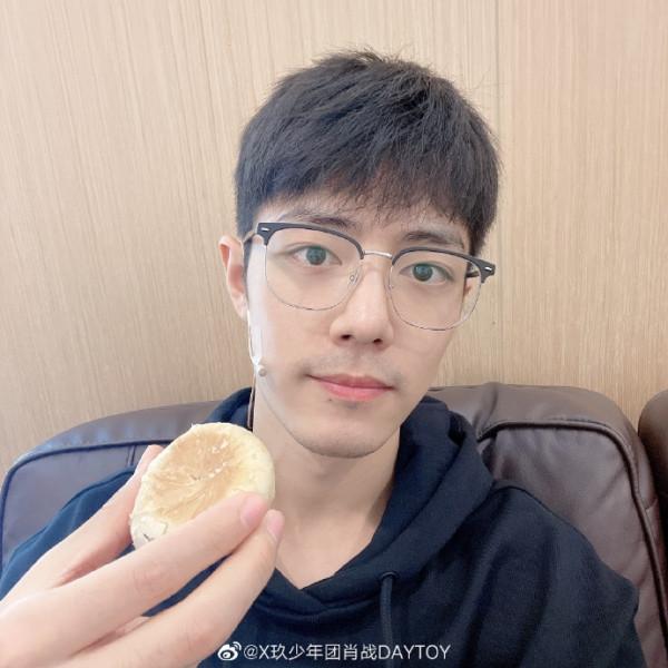 明星過中秋：肖戰楊紫曬出月餅合照，趙麗穎放國風大片送祝福