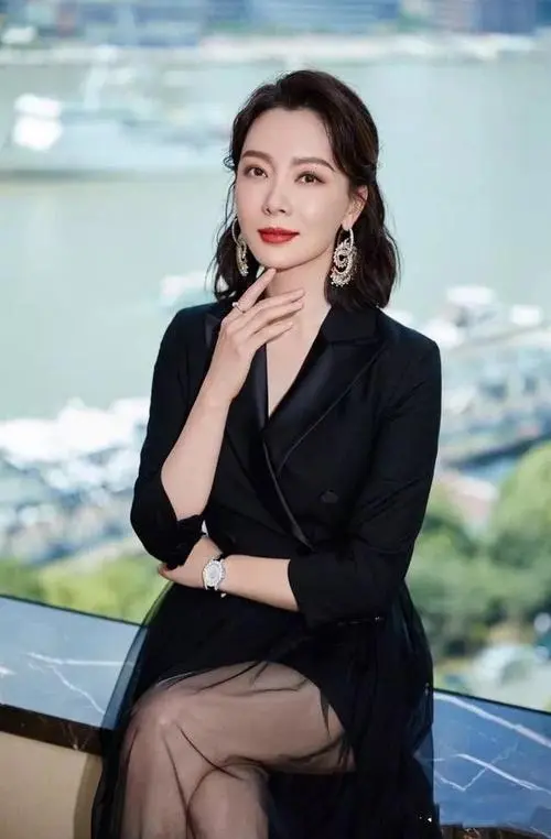 年輕就能同框搶前輩風頭？這6位氣質型大齡女星，後輩難以撼動