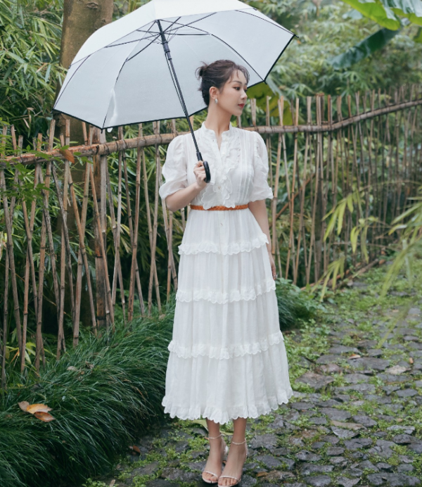 楊紫元宵節造型來啦！穿白色連衣裙還提著燈籠，節日氛圍拉滿了