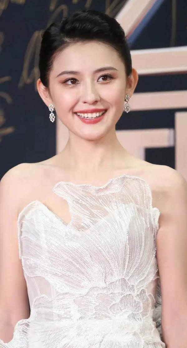 國劇最新紅毯,吳謹言大小臉,宋祖兒遲到,有人凍到表情僵硬 國劇最新紅毯,吳謹言大小臉,宋祖兒遲到,有人凍到表情僵硬