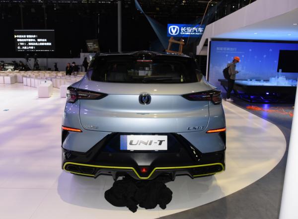 競爭領克01，長安UNI-T運動版，全車多處燻黑，配1.5T，才13萬多