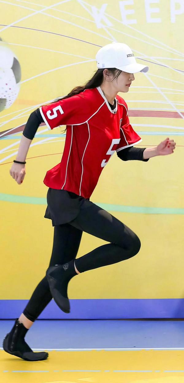 楊冪 綜藝活動組圖（大圖）紅色運動服凸現好身材