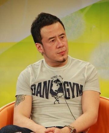 “偽大師”楊坤的歌壇幻滅史,被追捧時有多風光,現在就有多落魄 “偽大師”楊坤的歌壇幻滅史,被追捧時有多風光,現在就有多落魄