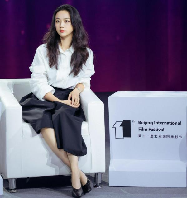 湯唯回國,敗給了戴絲巾的老藝術家 湯唯回國,敗給了戴絲巾的老藝術家