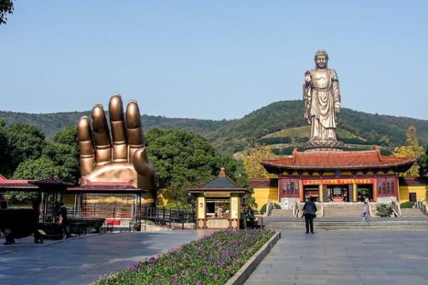 江蘇靈山景區，北倚靈山、南面太湖，是著名的佛教勝地