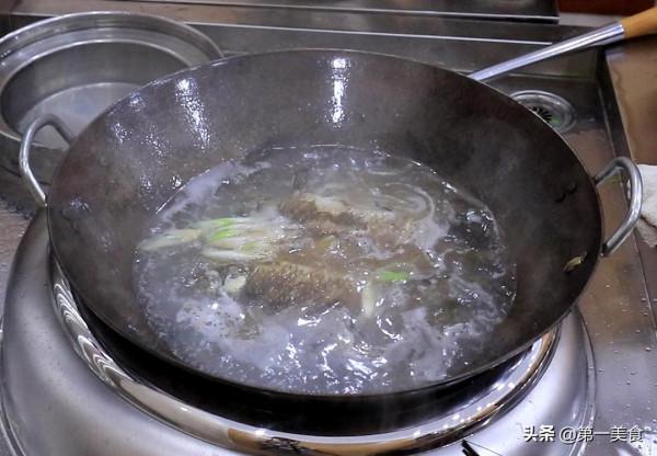 鯽魚燉豆腐的最佳做法,看廚師長如何製作,湯汁奶白,味道極鮮 鯽魚燉豆腐的最佳做法,看廚師長如何製作,湯汁奶白,味道極鮮