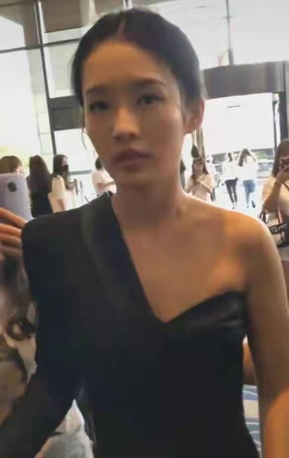 李沁真人瘦脫相，太陽穴凹陷，眼神疲憊，這是女明星？