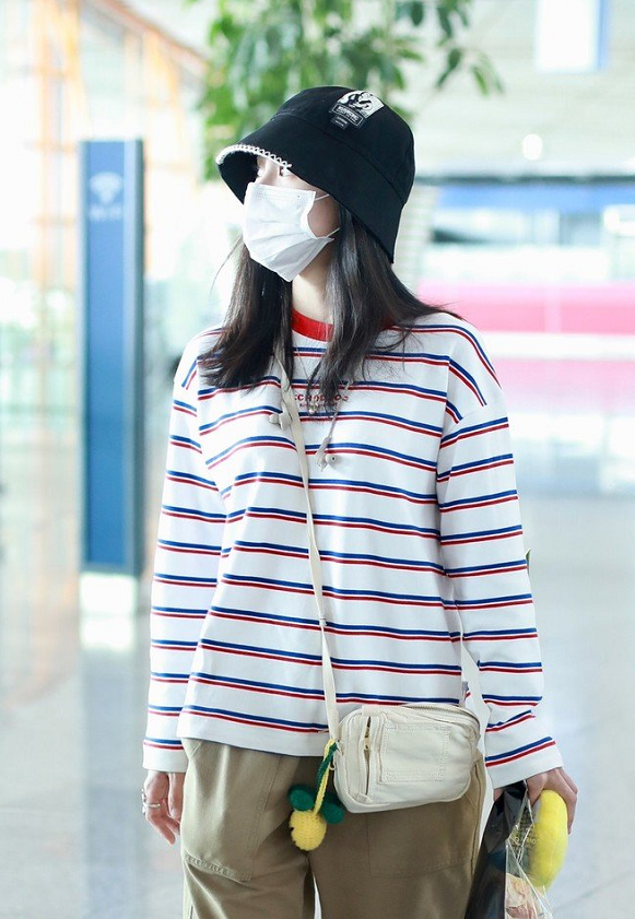 真看不出張碧晨已是孩子媽了，獅子頭髮型有個性，服裝很有嬸嬸感