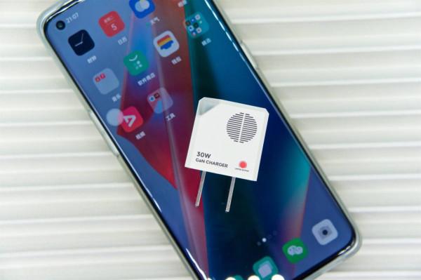 這顆硬糖確實夠硬！硬糖30w迷你快速充電器