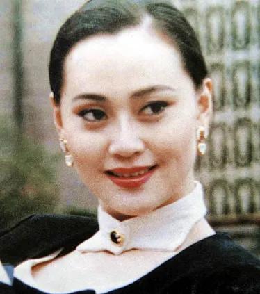 宋佳:21歲嫁42歲京劇大師,26歲離開重病丈夫,55歲嫁比利時老公 宋佳:21歲嫁42歲京劇大師,26歲離開重病丈夫,55歲嫁比利時老公