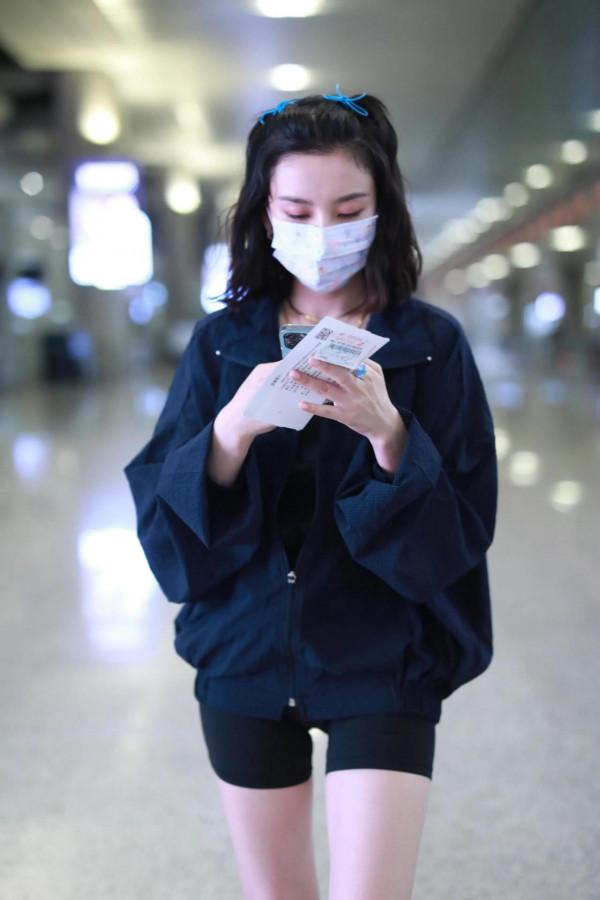 機場抓拍娛樂圈的小花私服，你更喜歡誰