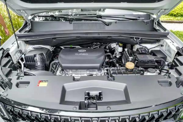 五菱星辰：搭載147馬力，座椅支援放平，配全景天窗，適合家用