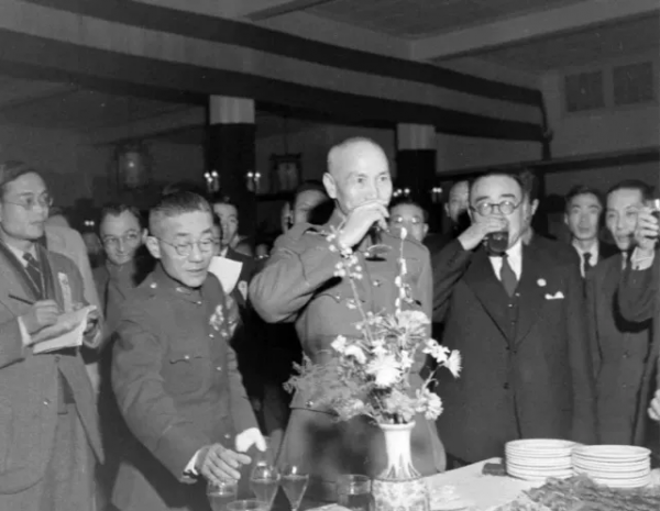 上海灘大佬為情人出氣，一個巴掌扇出一架飛機，蔣介石：再打試試