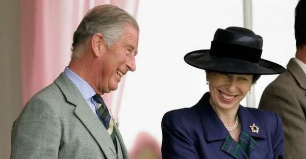 查爾斯也有柔情的一面:4歲託著妹妹爬窗戶,70歲還幫她整理帽子 查爾斯也有柔情的一面:4歲託著妹妹爬窗戶,70歲還幫她整理帽子