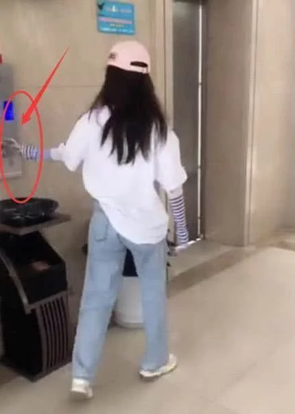 偶遇鞠婧禕等電梯，看到她按電鈕的方式網友炸鍋：誰給你的底氣？