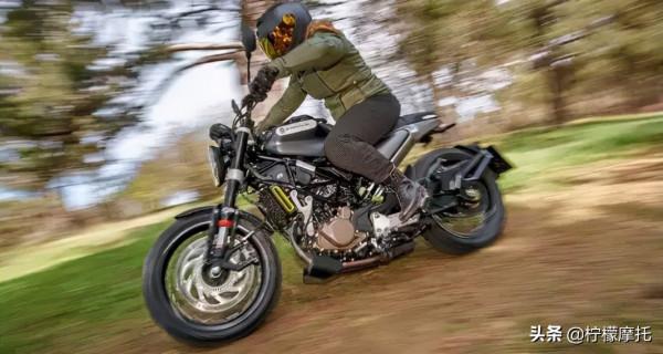 KTM/胡思瓦納釋出新款125街車