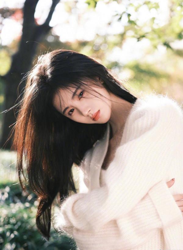 鞠婧禕暖冬楓葉,白色針織外套溫柔又搶眼 鞠婧禕暖冬楓葉,白色針織外套溫柔又搶眼