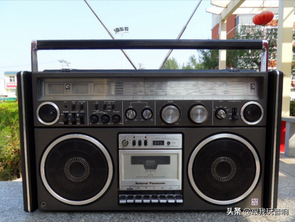 80年代 日本松下推出了一款漂亮的RS-4360行動式收錄機