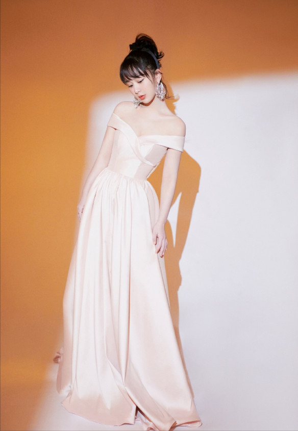 楊紫怎麼長成這樣了？扎高馬尾扮嫩，針織衫配皮短褲卻土得飛起