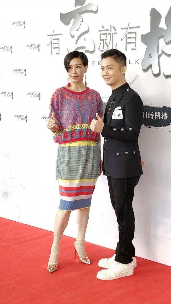 伍詠薇絲毫不懼他人目光,50+照舊穿一身亮色,苗條身材讓人羨慕 伍詠薇絲毫不懼他人目光,50+照舊穿一身亮色,苗條身材讓人羨慕