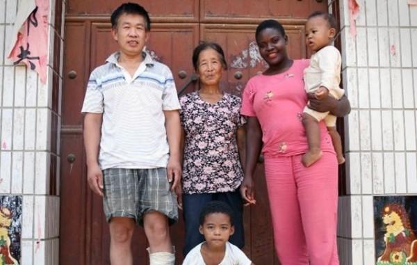 7年前，河南農民娶23歲非洲女孩，生倆混血兒，回國後過得如何？