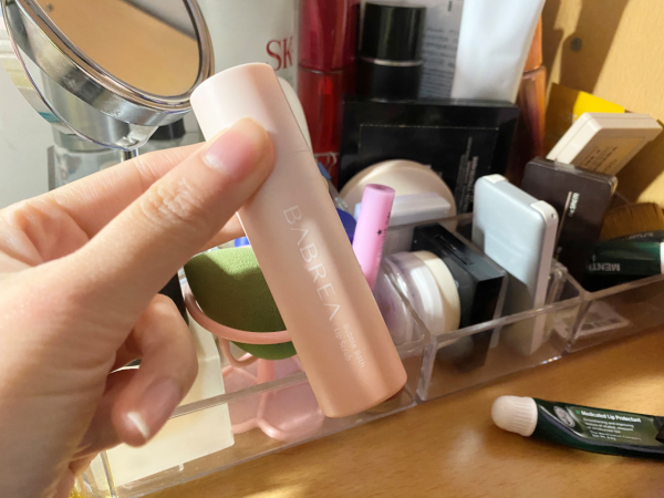 去50歲閨蜜家玩，看她梳妝檯上多了3樣護膚品，難怪面板越來越好