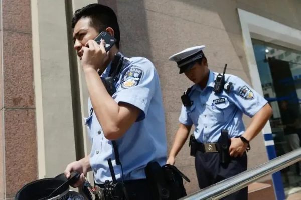 2004年，五旬老漢“易容”，騙財騙色22歲女大學畢業生