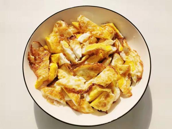 冬季我家愛吃這湖南小炒，5個雞蛋1把蒜苗，做少了不夠吃，超下飯