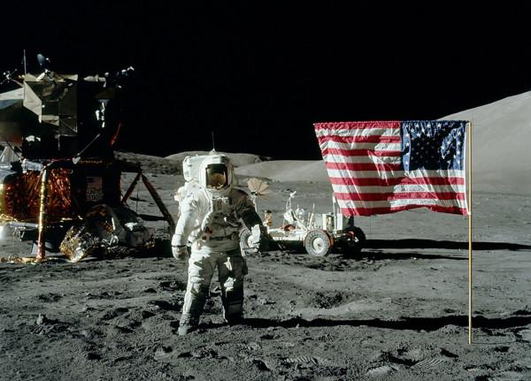 五星紅旗在月球升起，美國登月又被質疑，為什麼美國國旗在飄揚？