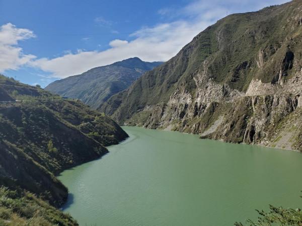 川西達古冰川- 別人在吸氧，我卻在海拔4860的雪山之巔奔跑