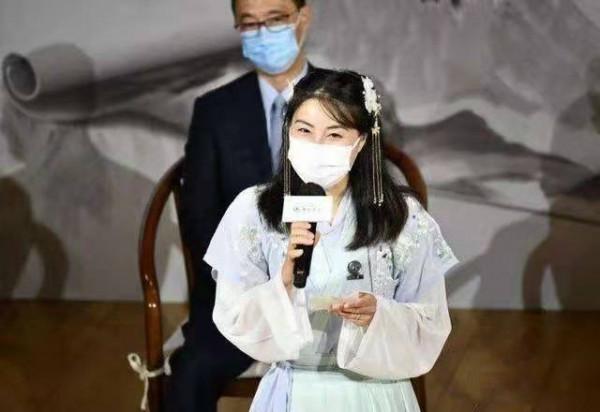 郭晶晶穿漢服亮相，穿襦裙戴珠花古典味兒十足，笑眼盈盈好嬌俏