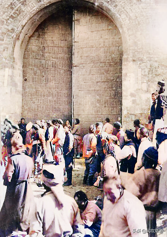 1911年的南京古城，鼓樓前有兵丁把守，江南貢院破爛不堪