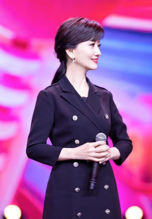 65歲趙雅芝與小兒子同臺,穿西裝裙優雅氣質,二人不像母子像姐弟 65歲趙雅芝與小兒子同臺,穿西裝裙優雅氣質,二人不像母子像姐弟