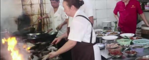 河南大姐天天炒菜8小時,破屋一年收入上千萬,來晚了吃不到 河南大姐天天炒菜8小時,破屋一年收入上千萬,來晚了吃不到