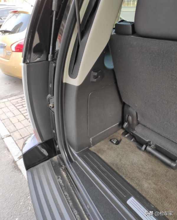 15萬的凱迪拉克凱雷德沒人要，檢車過程很心塞，買家：不伺候它