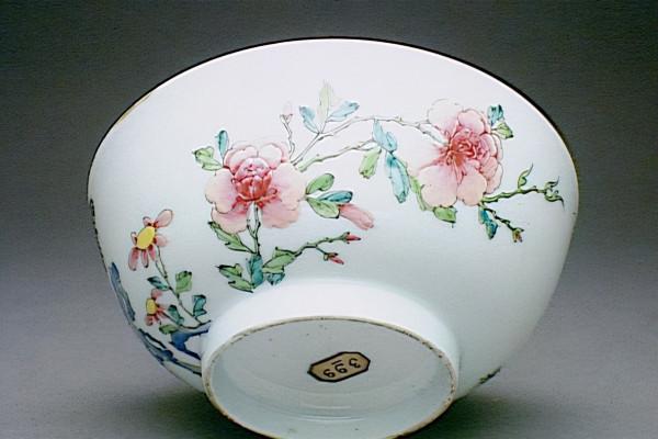 3200萬的粉彩月季杯,上面還畫了幾隻大公雞,屬於乾隆官窯精品 3200萬的粉彩月季杯,上面還畫了幾隻大公雞,屬於乾隆官窯精品