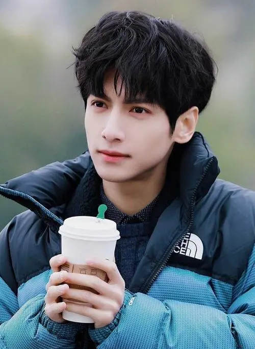 明星的字跡差距過於明顯：井柏然字如其人，王一博的字卻一言難盡