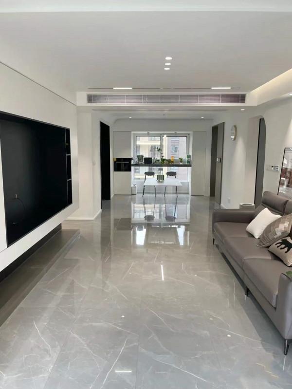 她家全屋大白牆，簡約又大方，電視牆做櫃子，飄窗改吧檯，真明智