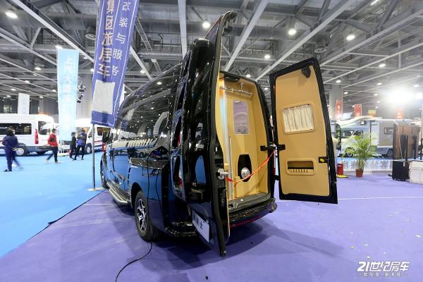 體現一車商旅兩用性，配置功能豐富！福客特黑騎士總裁版房車