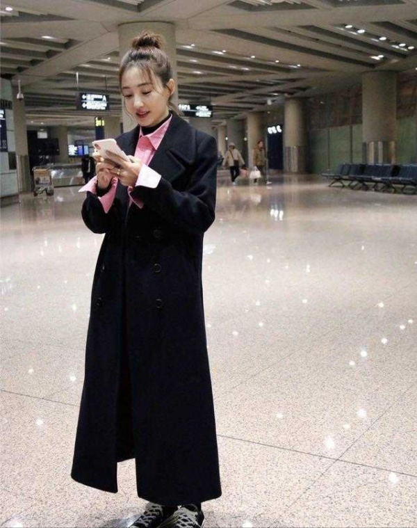 王麗坤太有少女感，穿衛衣搭配闊腿褲，簡約隨性